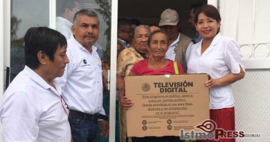 Rosa Nidia entrega pantallas digitales a las familias de Salina Cruz