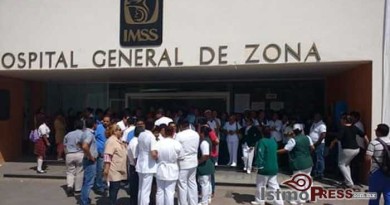 Empleados del IMSS de Salina Cruz realizan paro de brazos caídos