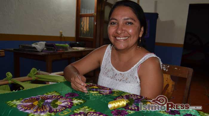 Natividad Amador, la mujer que hace  arte con los hilos 2