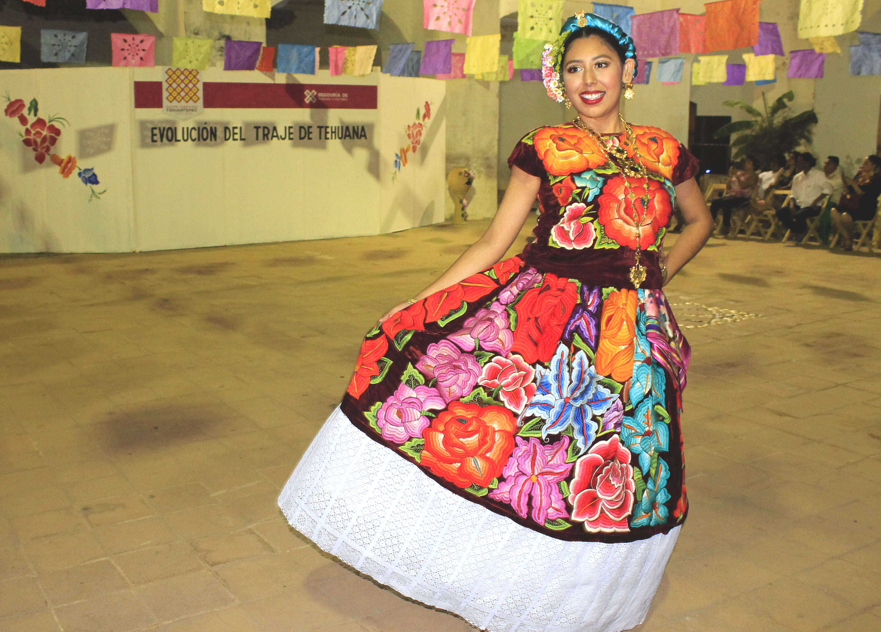 Región del Istmo de Oaxaca: Trajes típicos - Mexico Real Traje de Teh...