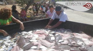21 Abr pescadores donan pescado1