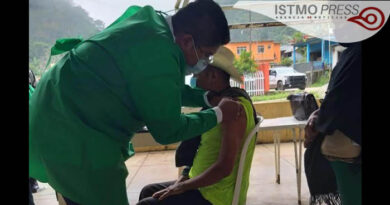 Primer adulto mayor vacunado en Oaxaca