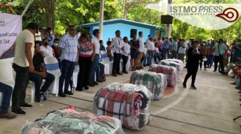La Dip. Rosalinda Domínguez Flores entrega insumos a los damnificados por el huracán ‘Agatha’