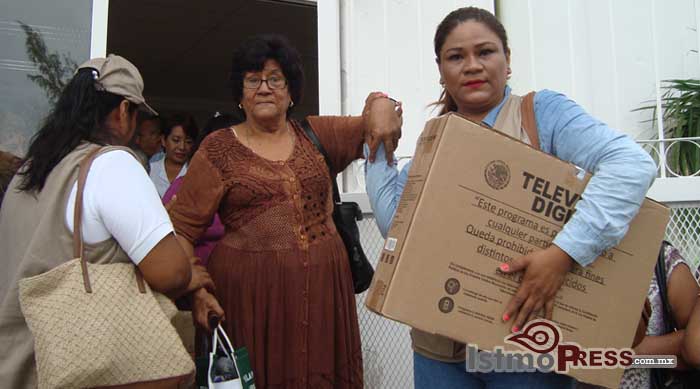 Rosa Nidia entrega pantallas digitales a las familias de Salina Cruz 2