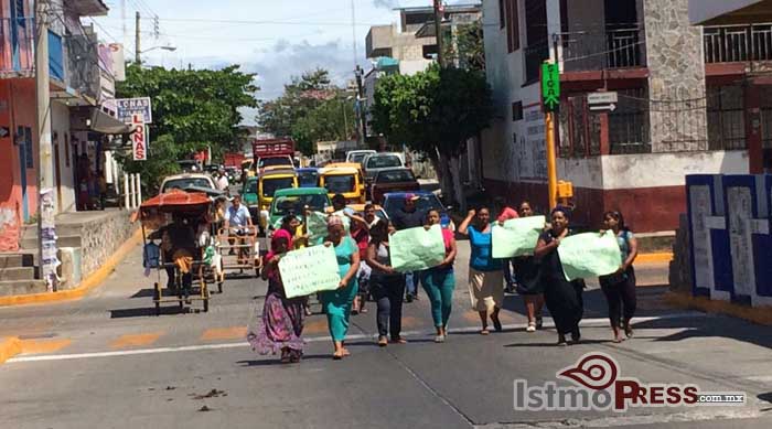 Mujeres marchan a favor de apertura de Bodega Aurrera en Juchitan