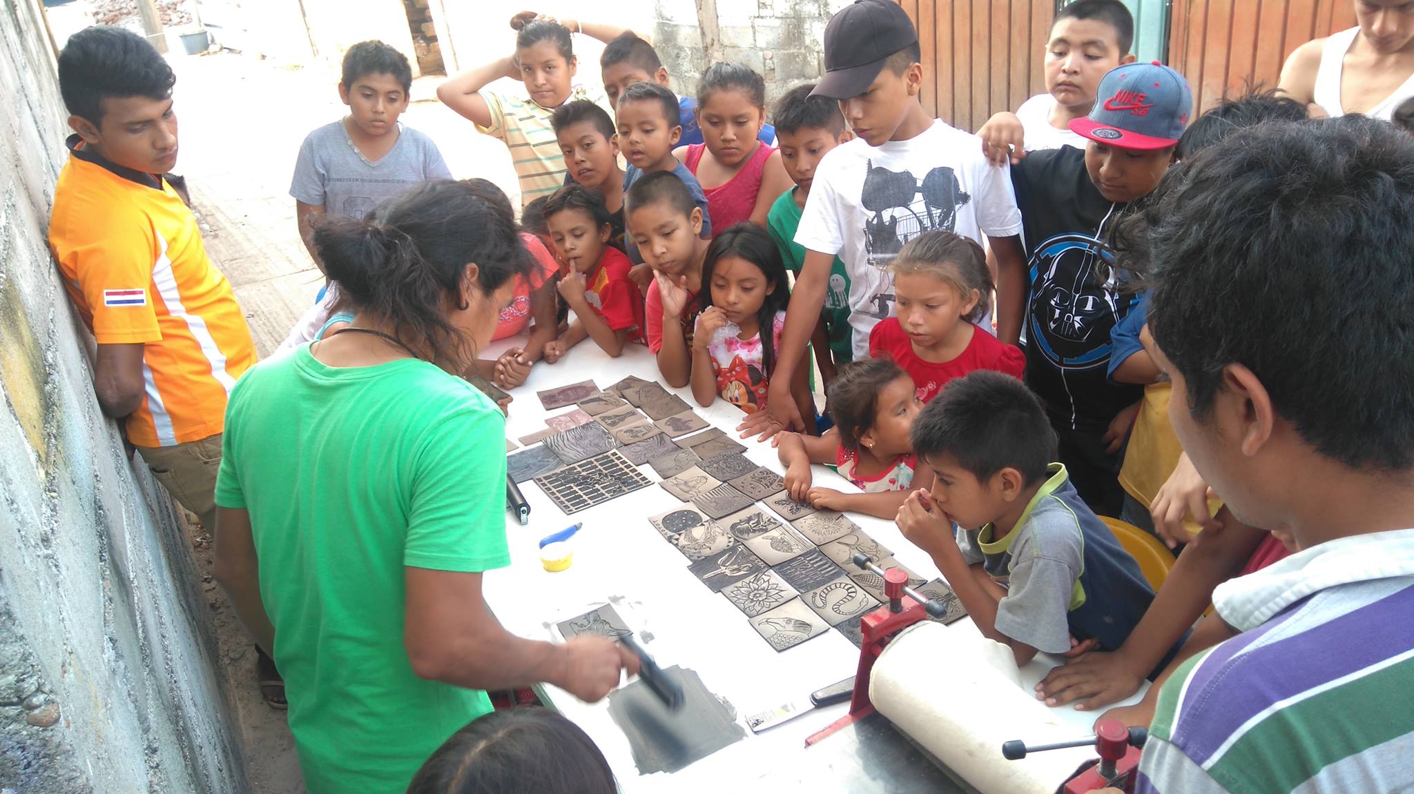integrantes del Escuadrón Hormiguita tomando clases de arte