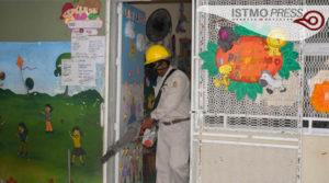 17 Abr Fumigan escuelas de Juchitán para prevenir dengue, zika y chikungunya2