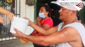 10 Ago Jóvenes  cumplen un mes de llevar comida a familias juchitecas2