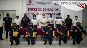 Entrega Emilio Montero radios portátiles a policía municipal1
