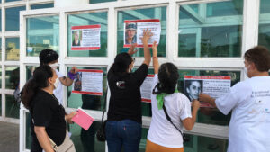 Foto 2. Familiares de víctimas de desaparición colocan carteles de búsqueda en la puerta de la Fiscalía Regional de Justicia Zona Costa de Puerto Vallarta, Jalisco. Crédito_ Mónica Cerbón