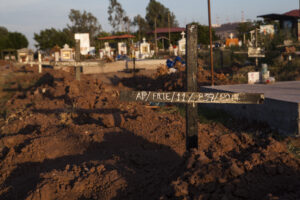 Foto 4. Los cuerpos de personas no identificadas han sido enviadas a fosas comunes de panteones municipales en Sinaloa. Crédito_ Luis Brito