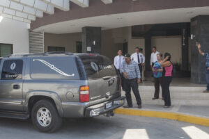 Foto 8. El 15 de octubre de 2015 Don Belisario se llevó el cuerpo de su hijo hacia Témoris, su pueblo. Crédito_ Luis Brito