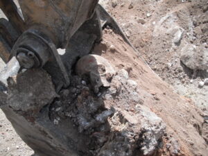 Foto 2. Diversos cráneos, extremidades y cuerpos fueron encontrados en una de las fosas clandestinas en la ciudad de Durango, el 20 de abril del 2011. Crédito_ Fermín Soto