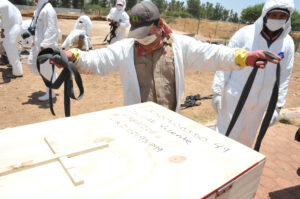 Foto 7. Restos humanos que fueron encontrados en fosas clandestinas son sepultados como personas desconocidas en el panteón valle de los sabinos en Durango. Crédito_ Jorge Valenzuela