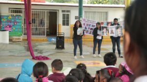 Mamás comparten su testimonio en escuela por Rodrigo  Caballero