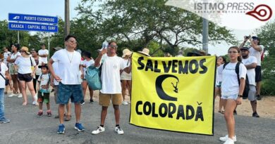 Marchan contra megaproyecto turístico que acabaría con 111 hectáreas de reserva ecológica en Puerto Escondido, Oaxaca