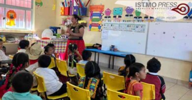“Kelly Tehuanita” , la zapoteca que revive su lengua en las aulas para que no muera