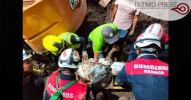 Mueren dos obreros tras ser sepultados por obra de drenaje en Tehuantepec, Oaxaca ; uno era migrante