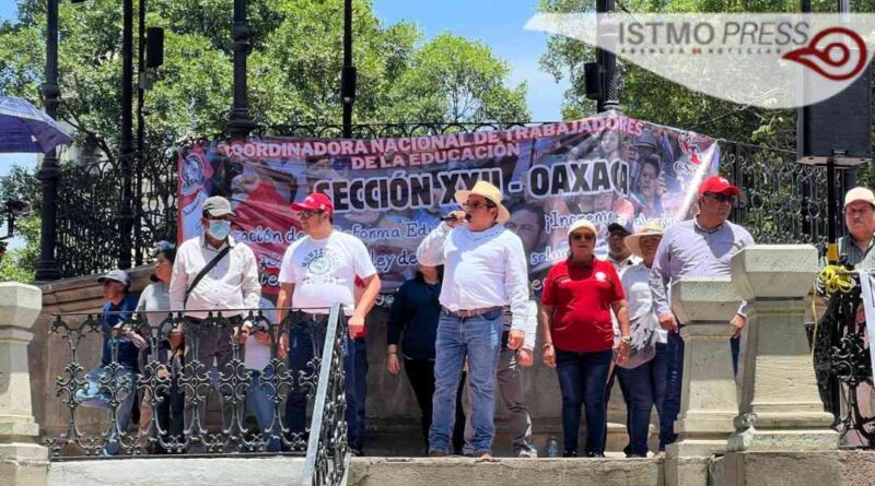 Marcha sección 22 en Oaxaca para exigir la abrogación de reforma educativa