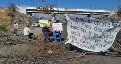 Con bloqueo carretero padres de familia exigen salida de maestros del Cecyte por discriminación y violencia a una veintena de estudiantes