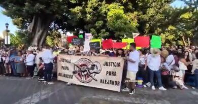 Familiares de periodista Alejandro Leyva asesinado en Oaxaca protestan y exigen justicia en desfile de delegaciones