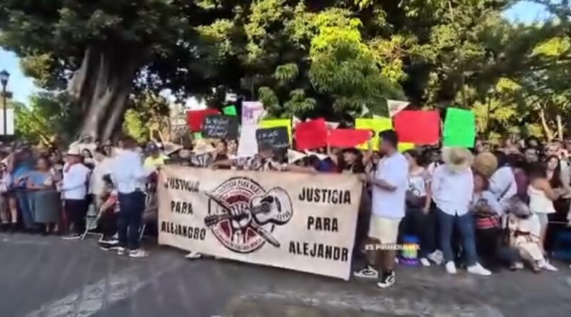 Familiares de periodista Alejandro Leyva asesinado en Oaxaca protestan y exigen justicia en desfile de delegaciones