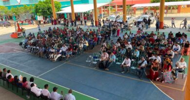 Autoridades locales y funcionarios, los participantes del foro de consulta de la Ley Indígena en San Mateo del Mar, Oaxaca
