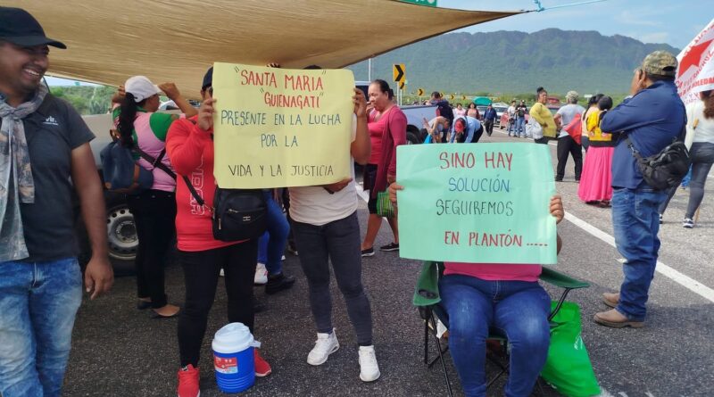 Por pésimos caminos y fallas constantes de energía eléctrica, doce comunidades mixes -zapotecas bloquean carretera Por pésimos caminos y fallas constantes de energía eléctrica, doce comunidades mixes -zapotecas bloquean carretera